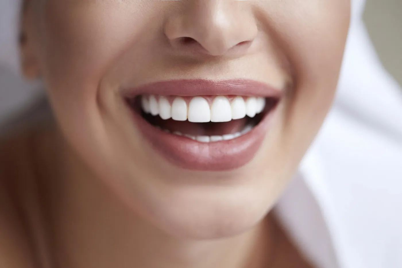 ابتسامة بعد علاج تجميل الأسنان في عيادات سمايا